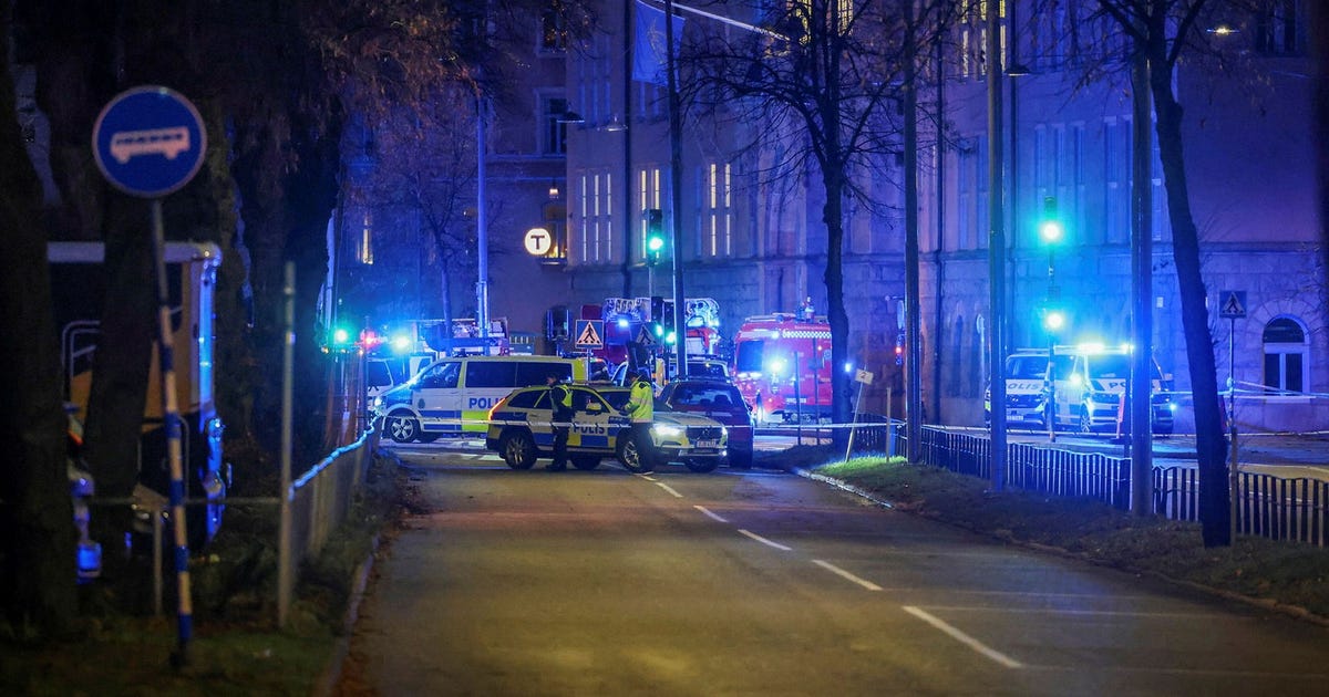 Buss har kört in i busskur på Östermalm – flera döda