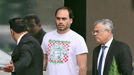 Sonen Carlos Bolsonaro efter att han har besökt sin pappa i häktet.