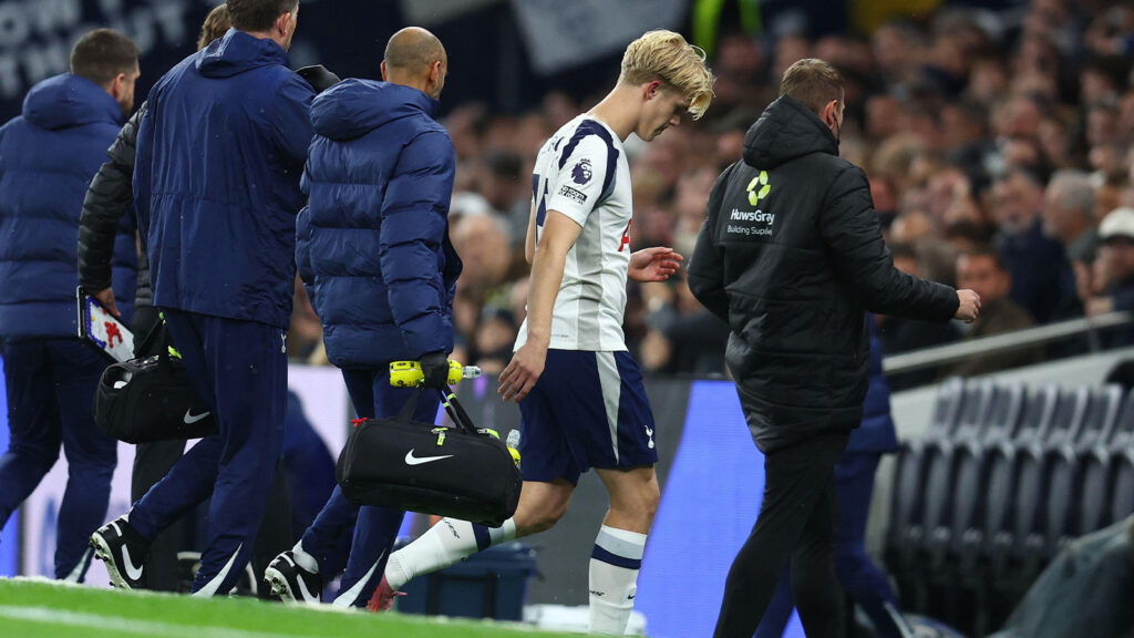 London, Storbritannien. 1 november 2025: Lucas Bergvall i Tottenham Hotspur lämnar motvilligt planen efter att ha verkat ostadig på benen och senare blivit utbytt under Premier League-matchen mellan Tottenham Hotspur och Chelsea på Tottenham Hotspur Stadium i London.
