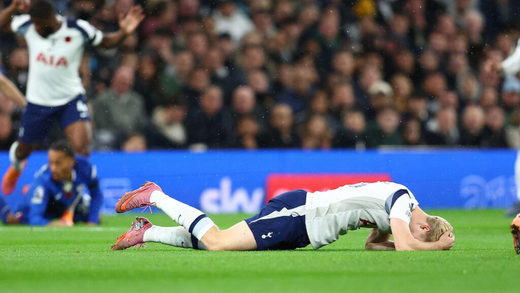 London, Storbritannien. 1 november 2025: Lucas Bergvall i Tottenham Hotspur faller till marken efter att ha verkat ostadig på benen under Premier League-matchen mellan Tottenham Hotspur och Chelsea på Tottenham Hotspur Stadium i London.
