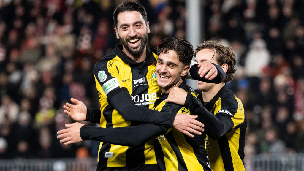 251103 Hammarbys Adrian Lahdo jublar med Nahir Besara efter 0-1 under fotbollsmatchen i Allsvenskan mellan Degerfors och Hammarby den 3 november 2025 i Degerfors.
