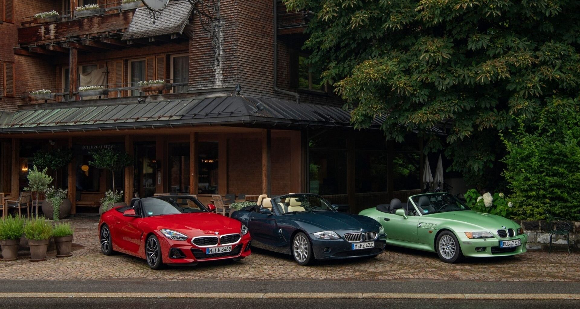 BMW Z3, äldre Z4 och nya Z4 parkerade framför ett hotell