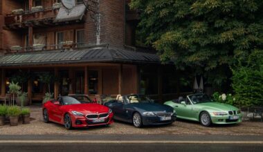BMW Z3, äldre Z4 och nya Z4 parkerade framför ett hotell