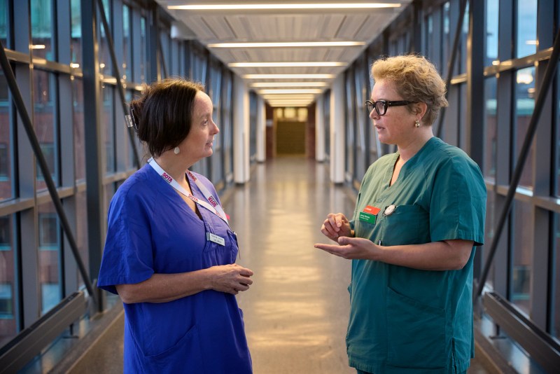 Onkolog Karolina Larsson och bröstkirurg Jenny Heiman samtalar i en korridor.