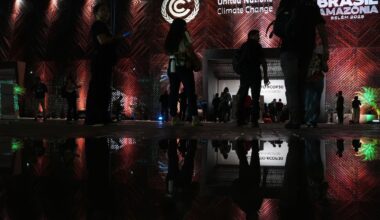 Demonstranter i bråk med vakter vid COP30 - SvD