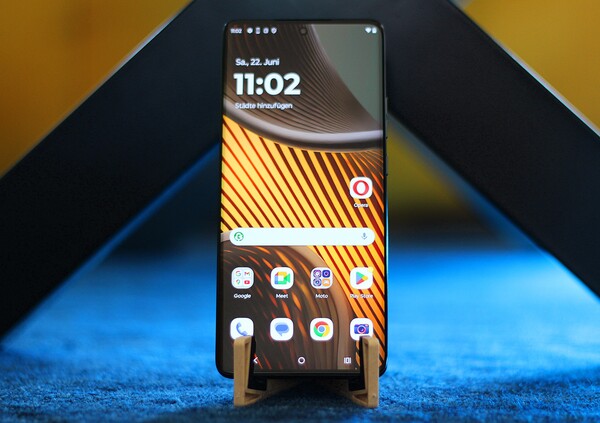 Motorola Edge 50 Ultra levererades med Android 14 direkt från förpackningen. (Bildkälla: Notebookcheck)