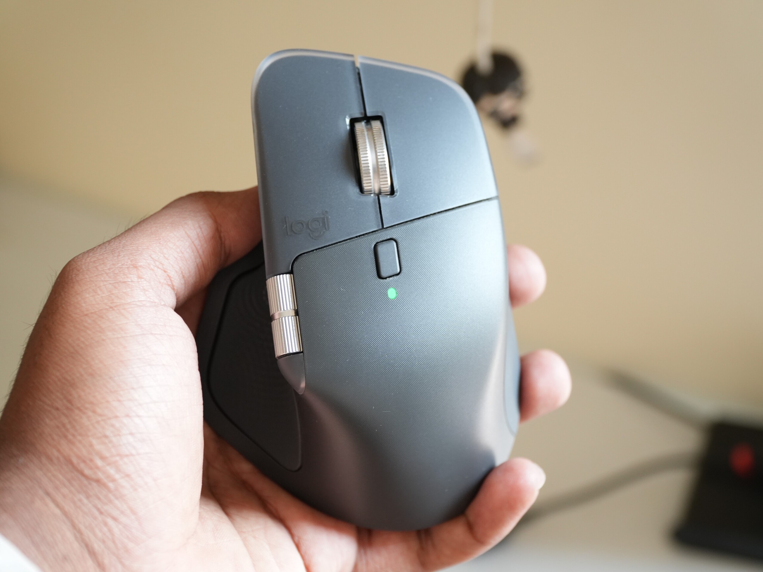 Logitech MX Master 4 i färgvarianten Graphite (Bildkälla: Abhinav Fating/Notebookcheck)