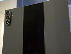 Galaxy Z TriFold ser ut som en Z Fold7 med en extra panel till höger om skärmen. (Bildkälla: SBS Korea via Omokgyo Electronics Mall - redigerad)