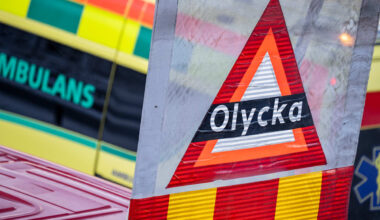 Tre till sjukhus efter krock på E4 vid Fittja