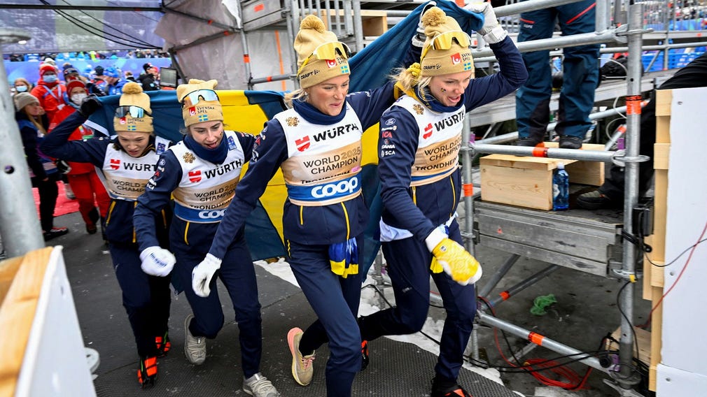 Emma Ribom, Frida Karlsson, Ebba Andersson och Jonna Sundling efter stafettsegern i årets skid-VM.