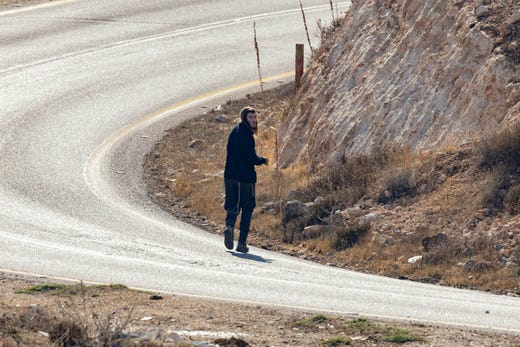 En efter en passerar de militärens avspärrningar.