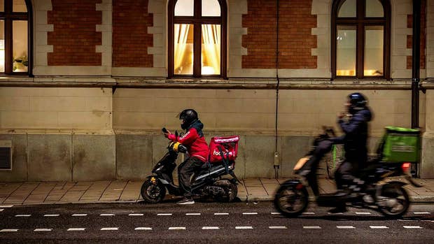 Matbudsmopeder på Östermalm i Stockholm. Hur många av klass II-mopederna som har tvåtaktsmotorer är i dag okänt.