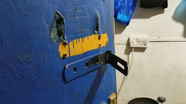 Dörren till det rum där de åtta rumänska medborgarna bodde var låst från utsidan.