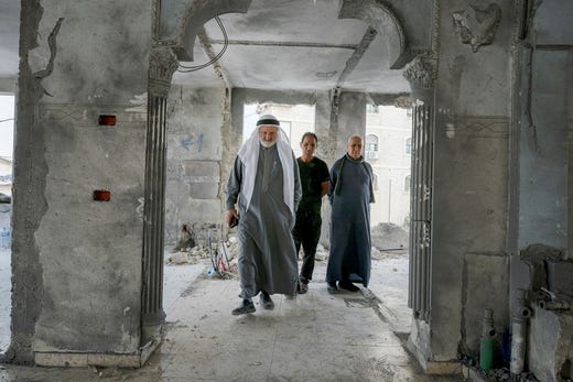 Utöver att hela husets konstruktion är hotat, har alla el- och vattenledningar kapats.