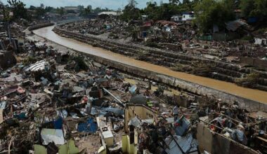 Över 90 döda efter tyfonen: ”Vattnet rusade fram”