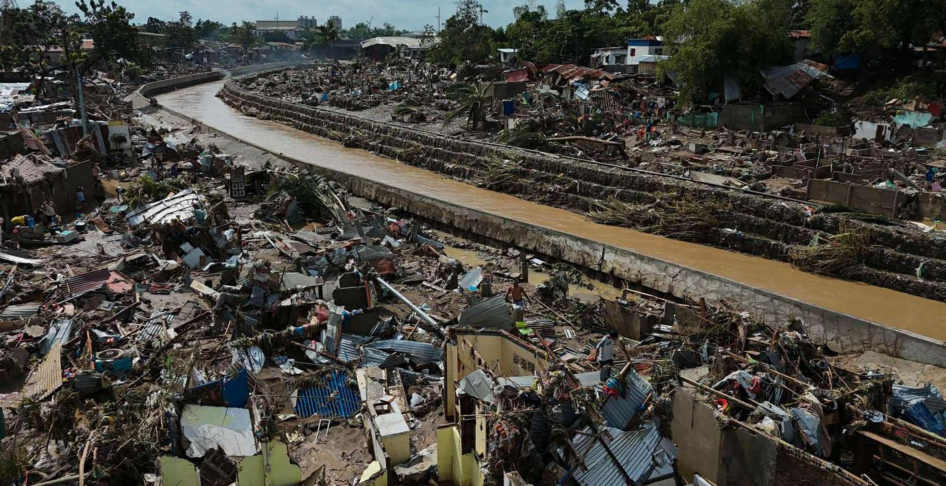 Över 90 döda efter tyfonen: ”Vattnet rusade fram”