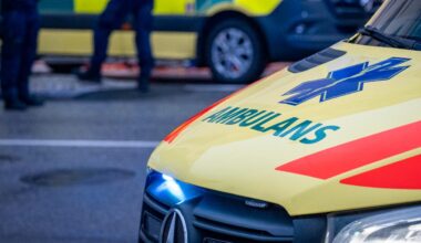 Flicka föll av A-traktor i natt – vårdas med svåra skador