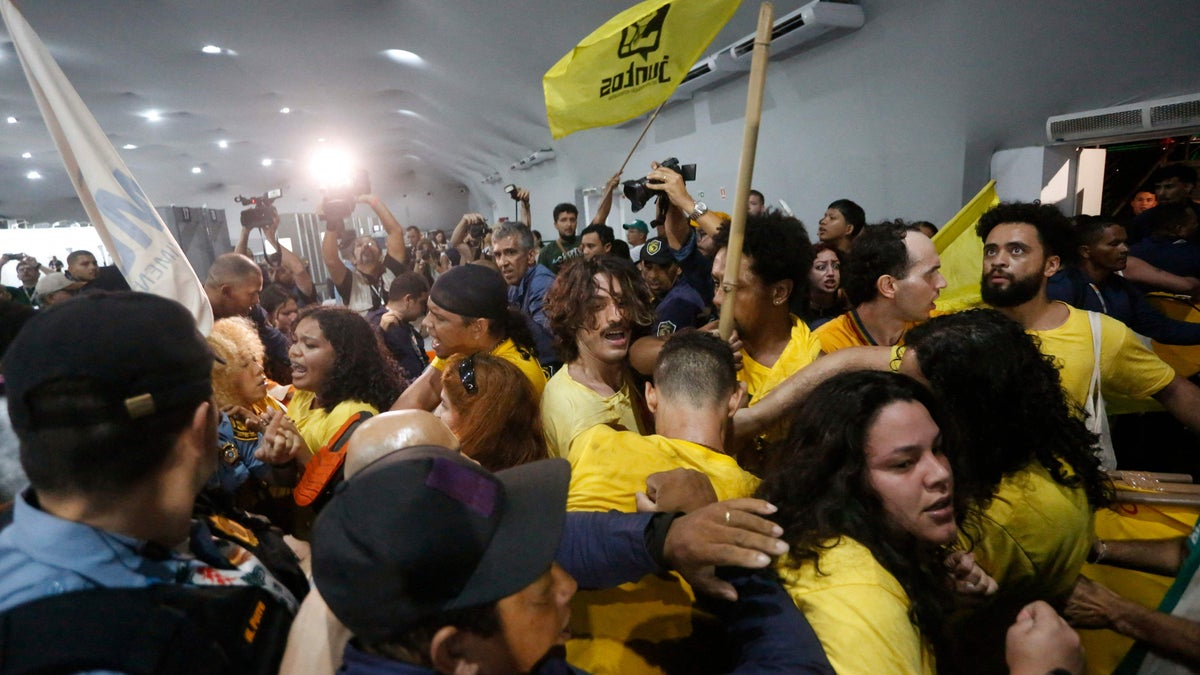 Demonstranter stormade klimatmötet - Hufvudstadsbladet