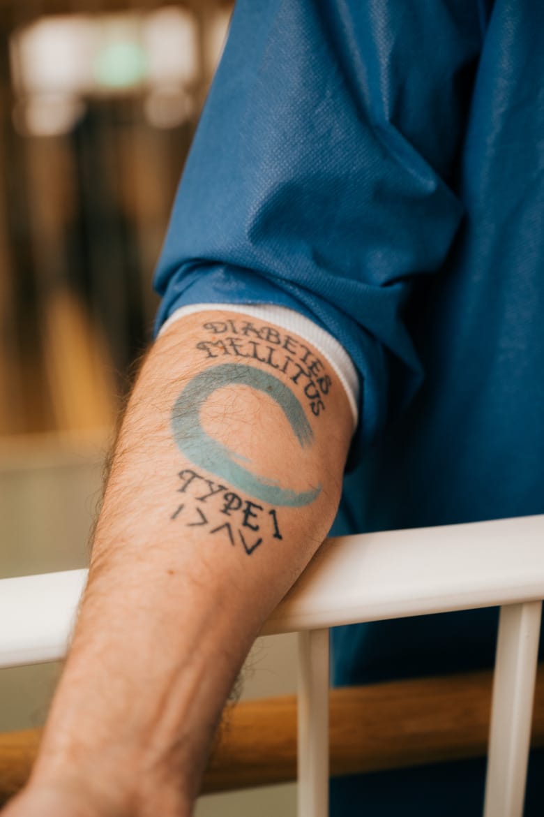 Diabetessjuksköterskan Magnus Hiis arm med tatueringen Diabetes Mellitus type 1. Foto: Alexander Donka