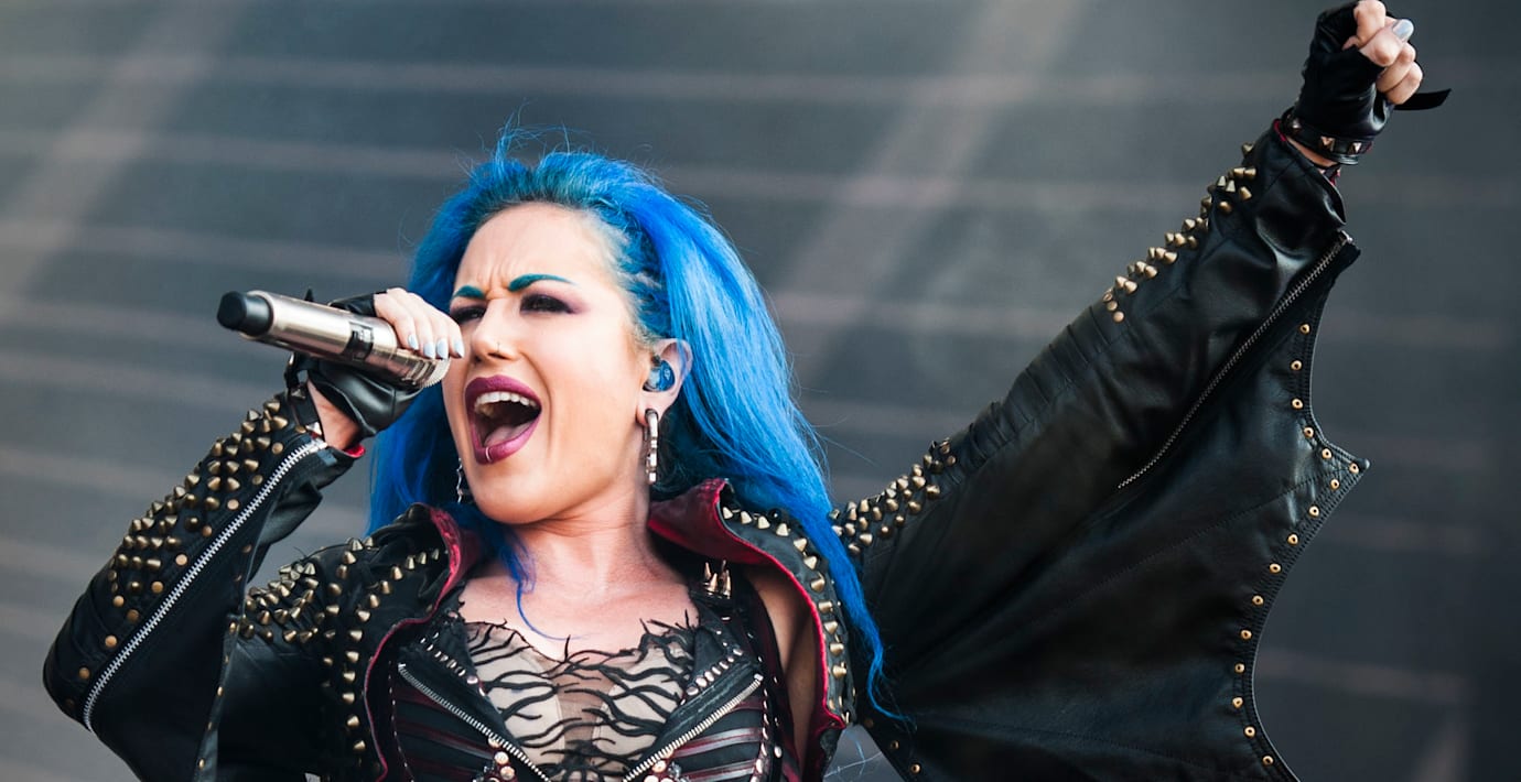 Arch Enemy går skilda vägar med sångerskan