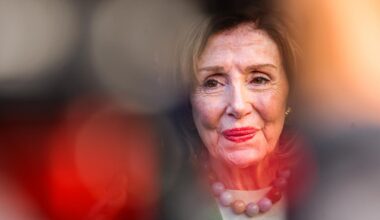 Nancy Pelosi lämnar kongressen