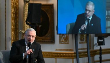 Två ukrainska ministrar får sparken