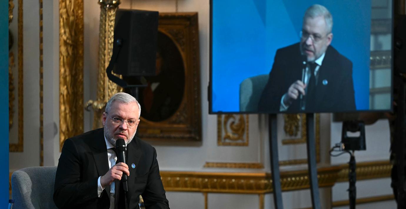 Två ukrainska ministrar får sparken