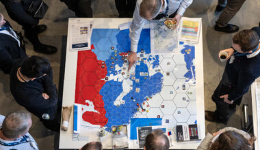 Försvaret spelar brädspel – övar strategi vid attack