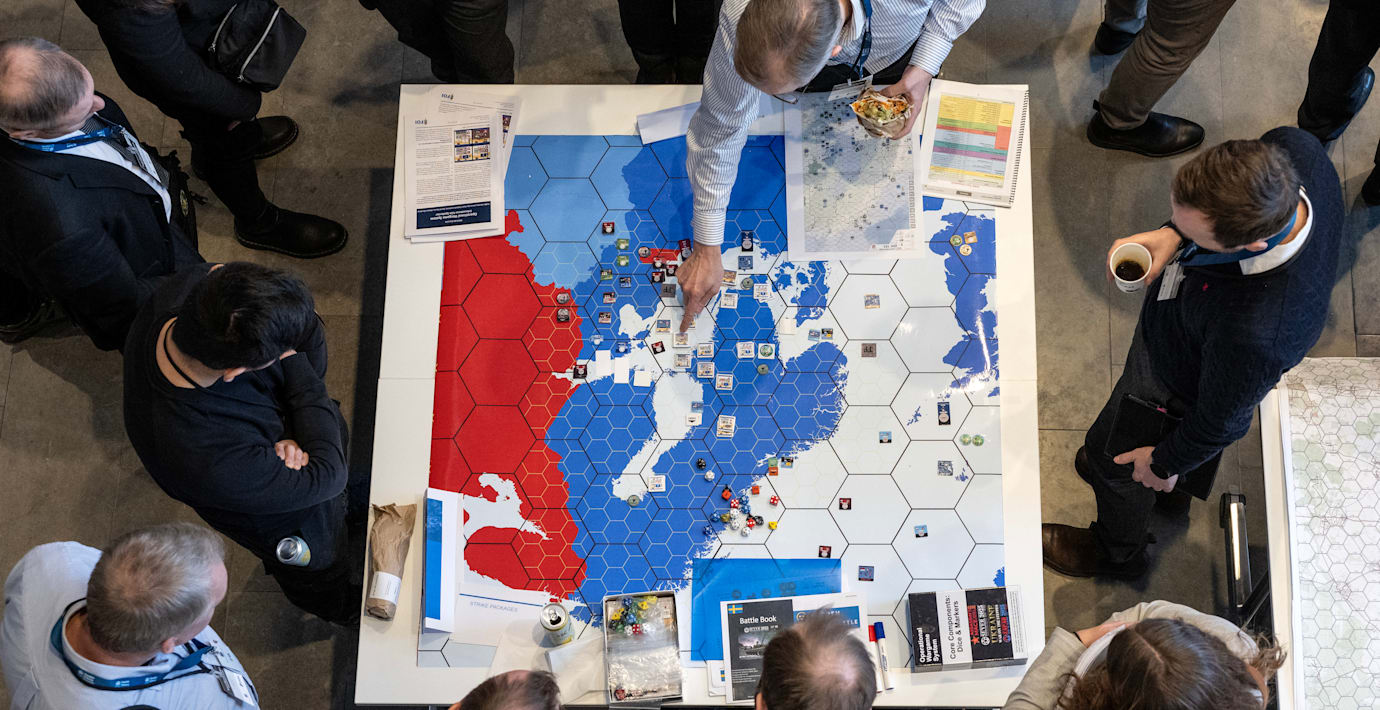 Försvaret spelar brädspel – övar strategi vid attack