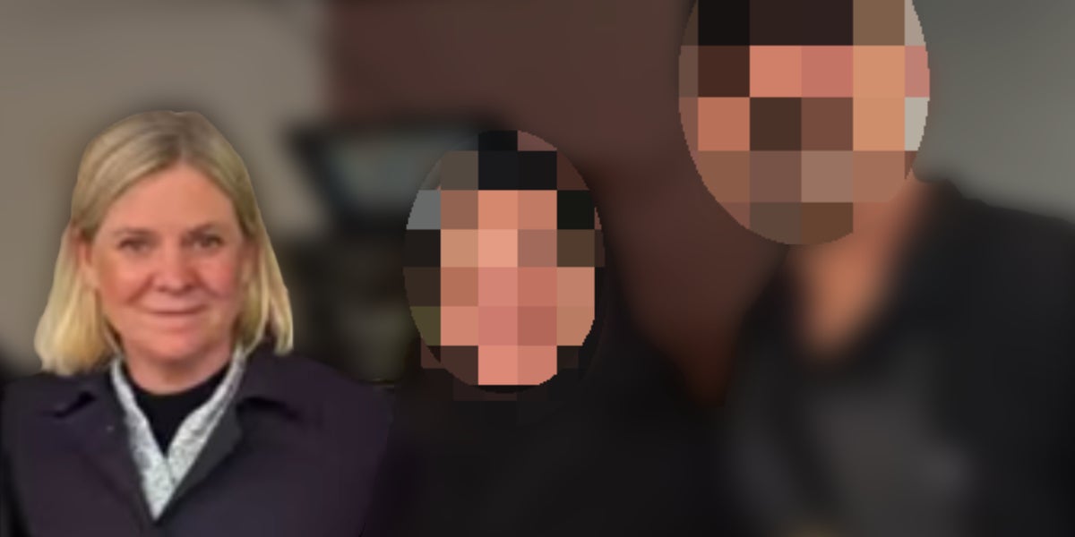 Magdalena Andersson poserar med dömda i Uppsala