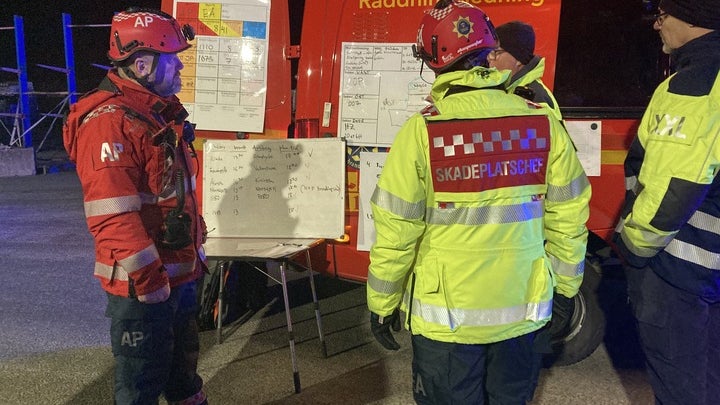 Väggar och tak rivs – i jakt på fler brandhärdar – Norrtelje Tidning