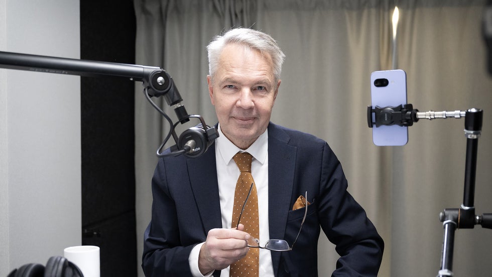 Finlands tidigare utrikesminister Pekka Haavisto (Gröna) intervjuas i HBL:s samhällspodd Veckan. 