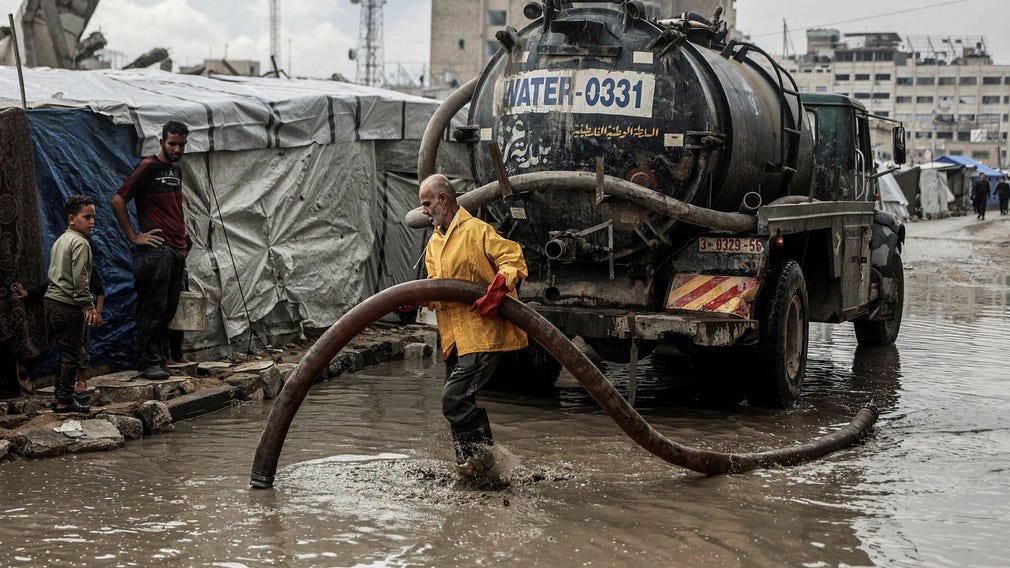 Ett kraftigt regnväder har orsakat problem i ett redan svårt sargat Gaza.