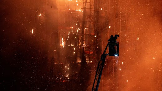 Över 750 räddningsarbetare är på plats för att bekämpa branden, enligt lokala medier.