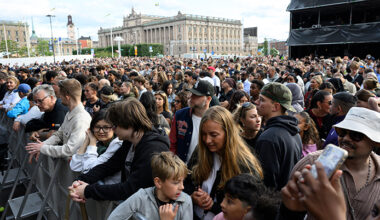 Massor av människor framför en scen.