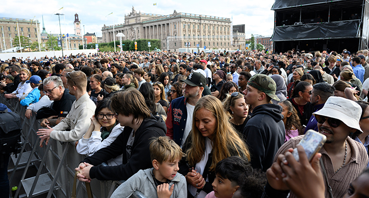Massor av människor framför en scen.