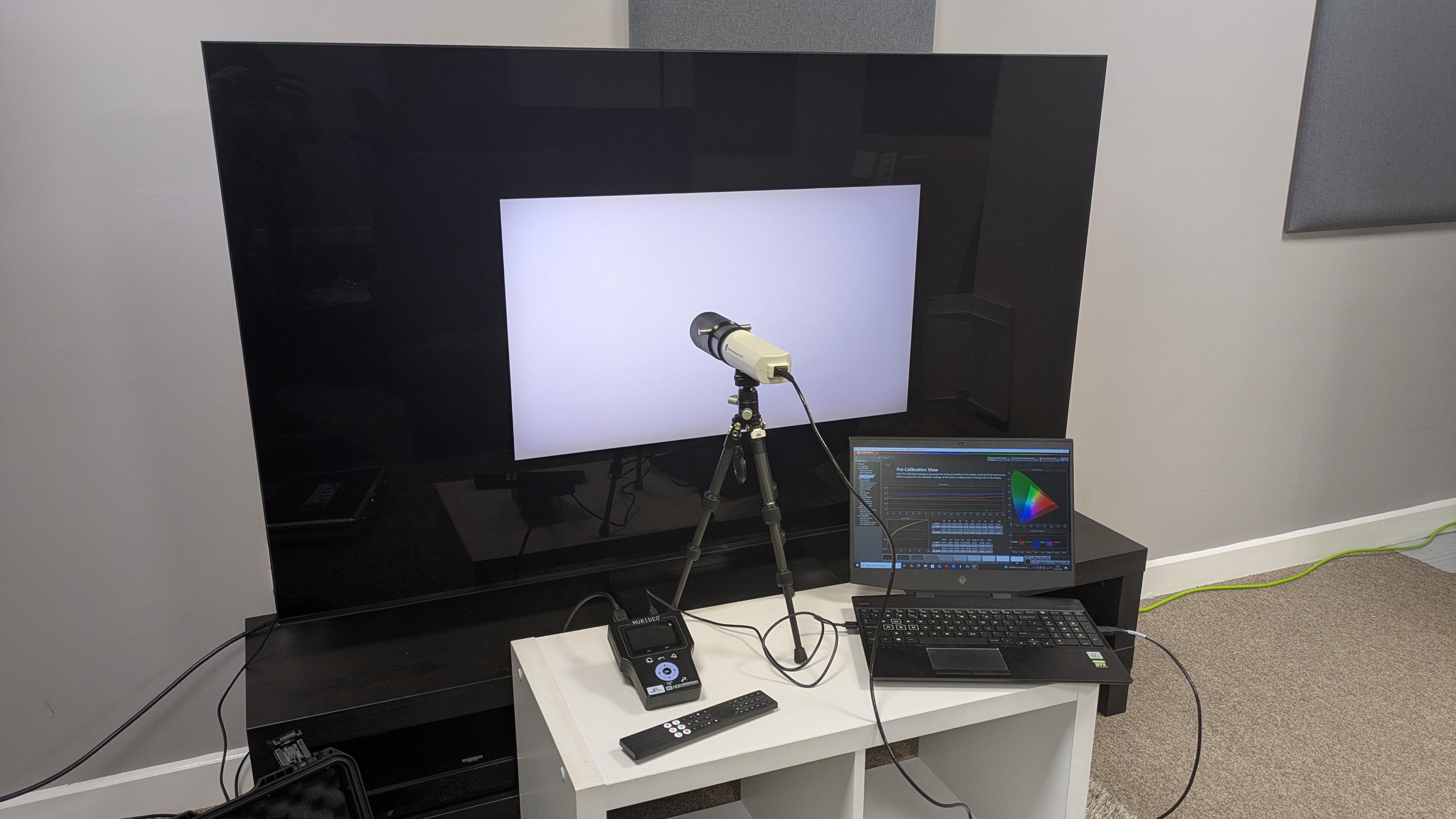 TCL C7K med testutrustning ansluten.