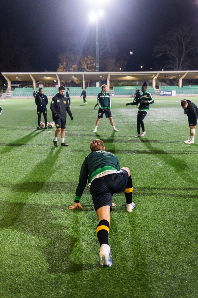 Spelare i Hammarbys talanglag HTFF värmer upp inför match i Ettan Norra