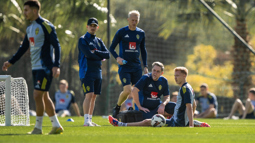 251111 Hugo Larsson i det svenska fotbollslandslaget får medicinsk vård under en träningssession den 11 november 2025 i Marbella.
