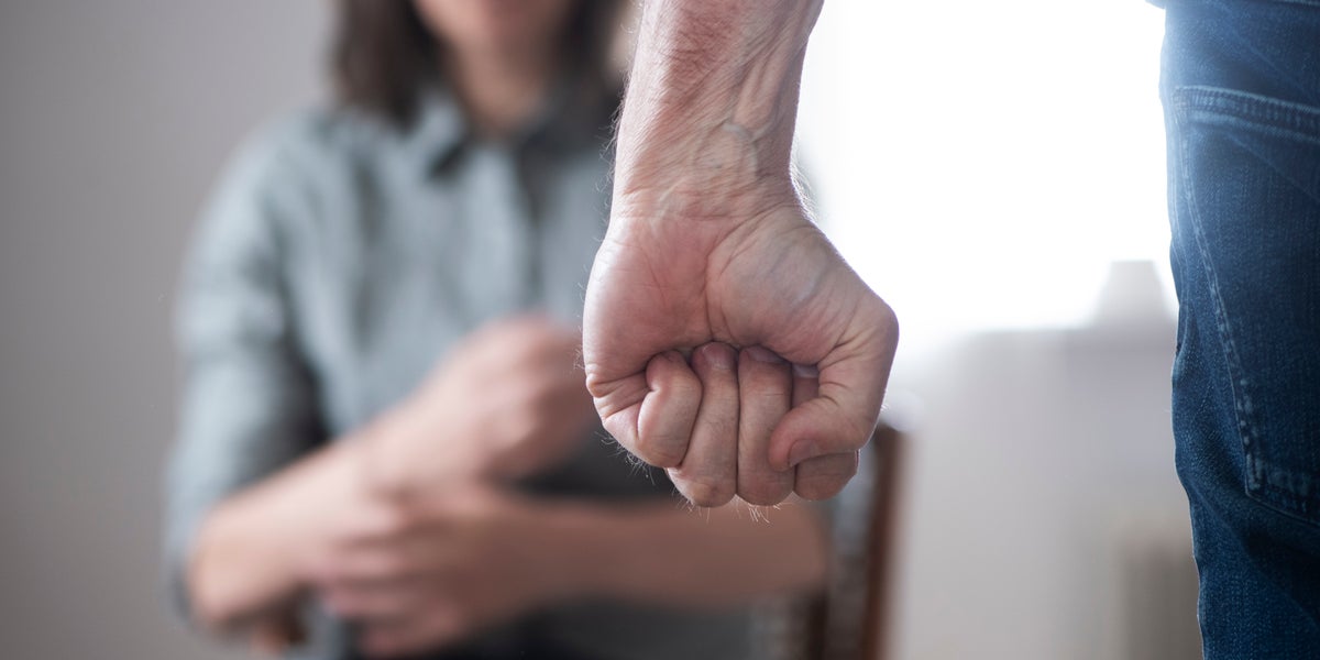 Reagera och agera om du misstänker att någon utsätts för våld