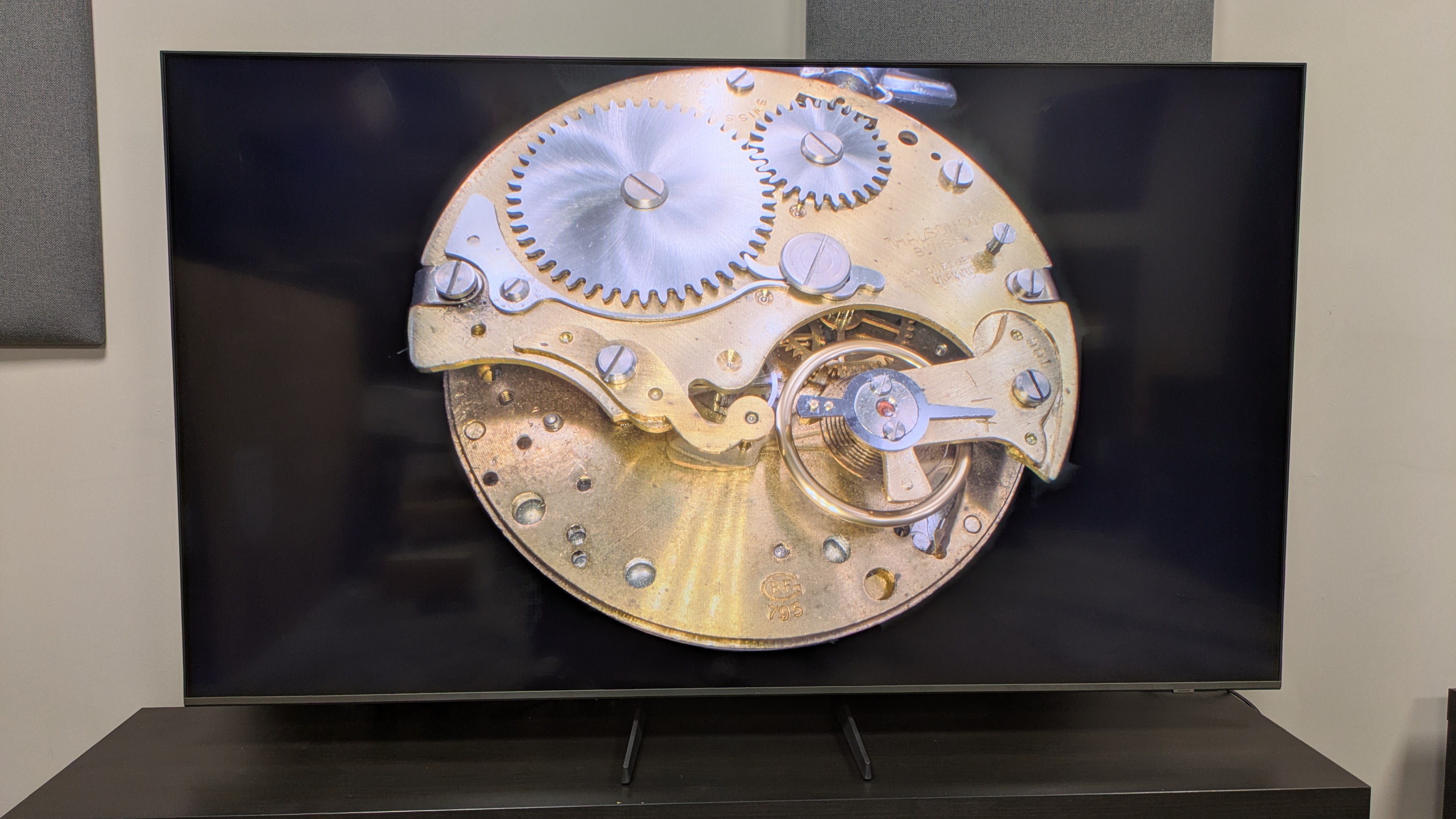 Samsung Q8F pocket watch inner workings on screen