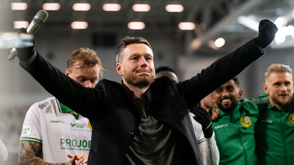 251109 Hammarbys tränare Kim Hellberg jublar efter fotbollsmatchen i Allsvenskan mellan Hammarby och Elfsborg den 9 november 2025 i Stockholm.
