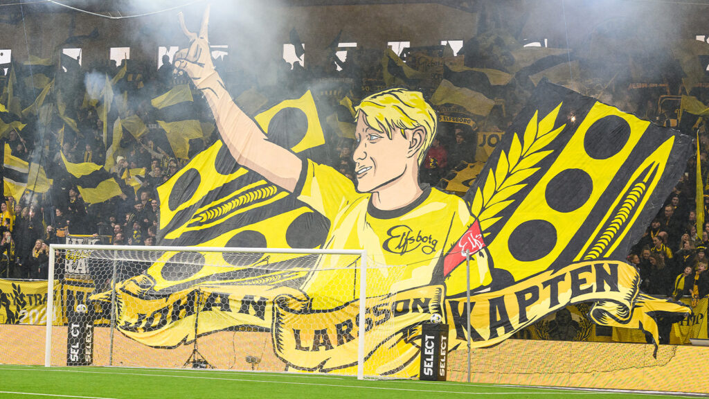 251102 Elfsborgs supportrar med ett tifo föreställande Johan Larsson inför fotbollsmatchen i Allsvenskan mellan Elfsborg och AIK den 2 november 2025 i Borås.