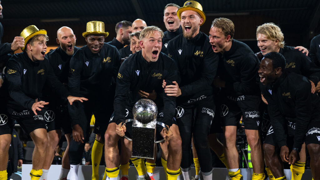 251109 Mjällbys Herman Johansson jublar med Lennart Johanssons pokal efter fotbollsmatchen i Allsvenskan mellan Mjällby och Häcken den 9 november 2025 i Hällevik.