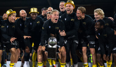 251109 Mjällbys Herman Johansson jublar med Lennart Johanssons pokal efter fotbollsmatchen i Allsvenskan mellan Mjällby och Häcken den 9 november 2025 i Hällevik.