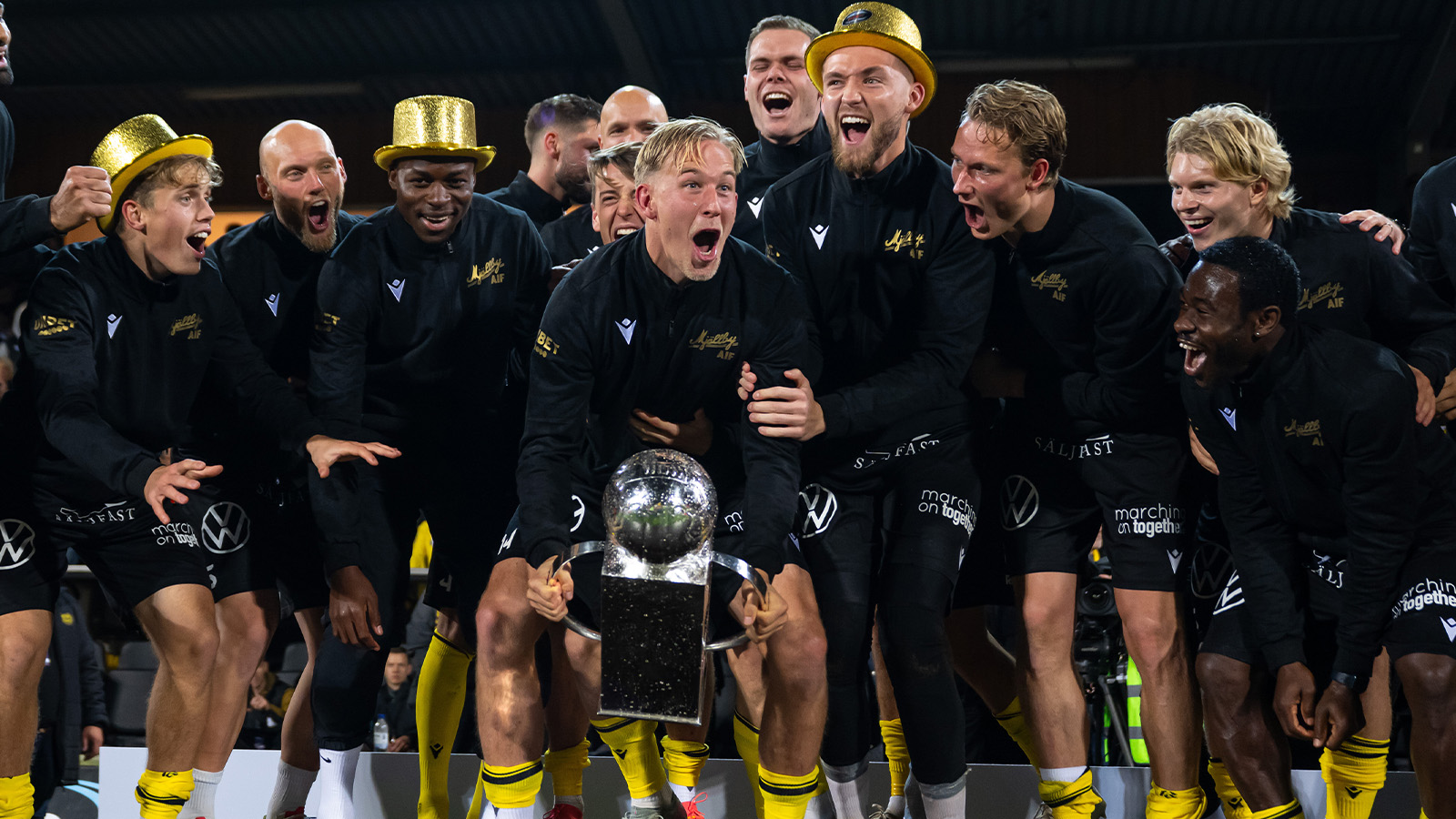 251109 Mjällbys Herman Johansson jublar med Lennart Johanssons pokal efter fotbollsmatchen i Allsvenskan mellan Mjällby och Häcken den 9 november 2025 i Hällevik.