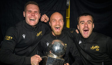 251109 Mjällbys Jacob Bergström, Viktor Gustafson och Jesper Gustavsson jublar med Lennart Johanssons pokal efter fotbollsmatchen i Allsvenskan mellan Mjällby och Häcken den 9 november 2025 i Hällevik.