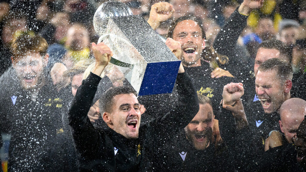 251109 Mjällbys Jesper Gustavsson höjer pokalen efter fotbollsmatchen i Allsvenskan mellan Mjällby och Häcken den 9 november 2025 i Hällevik.
