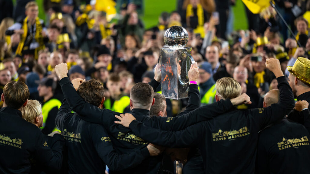 251109 Mjällbys spelare jublar med Lennart Johanssons efter fotbollsmatchen i Allsvenskan mellan Mjällby och Häcken den 9 november 2025 i Hällevik.
