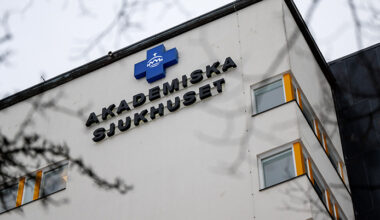 Ett stort hus som det står sjukhusets namn på.